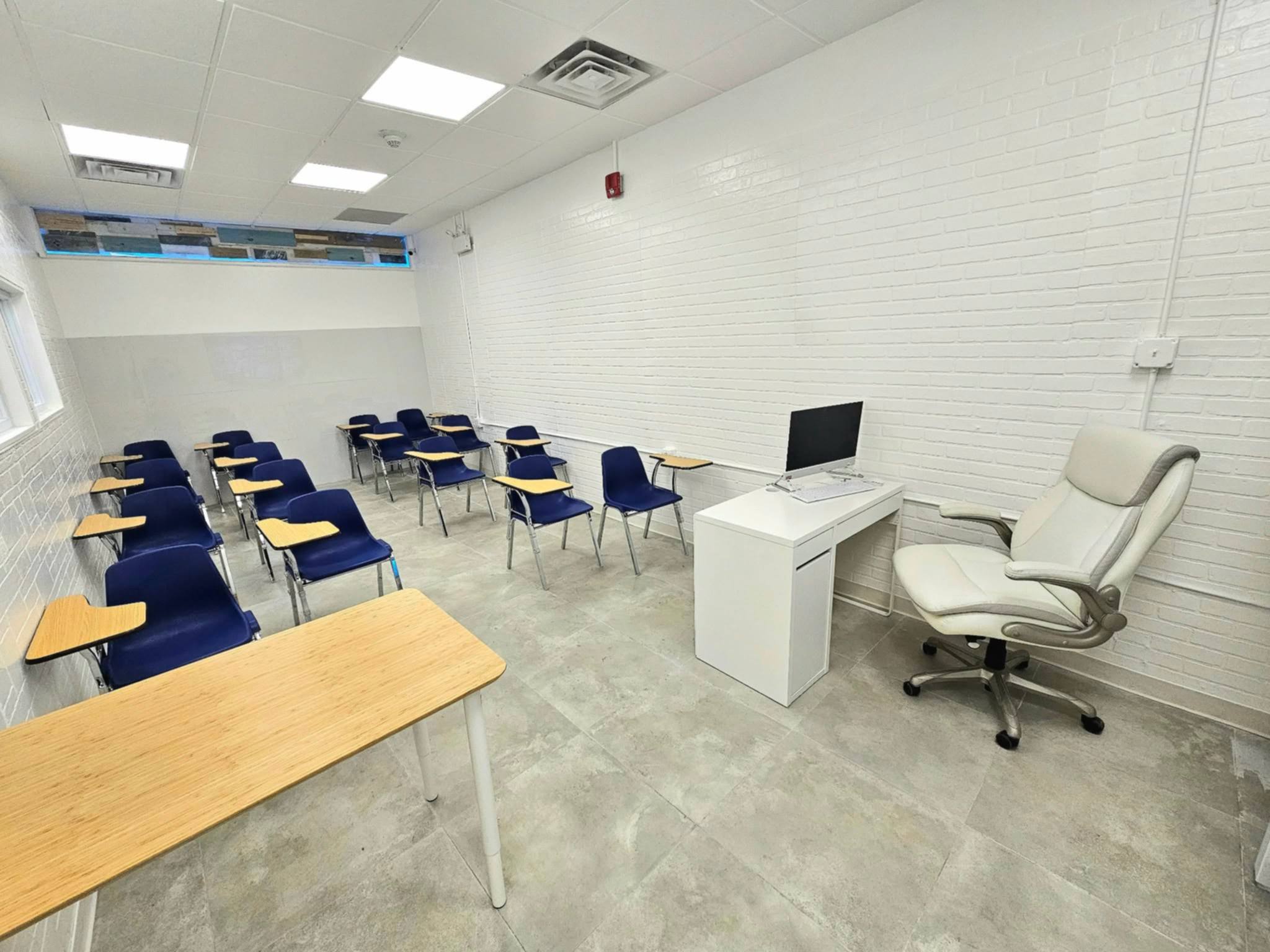 Front-facing classroom setup for instruction.