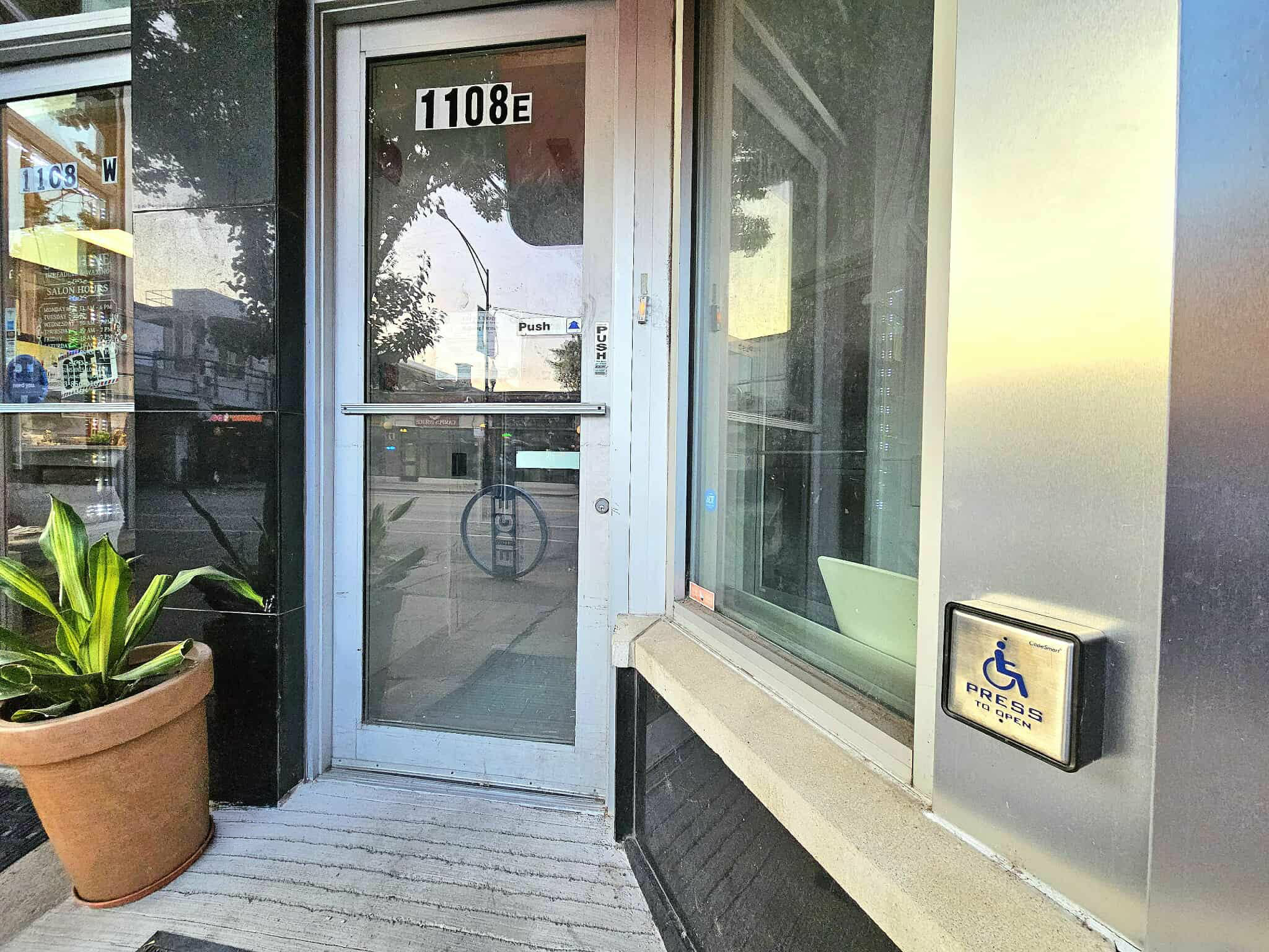 Front entrance of the U.S. Nursing College campus.